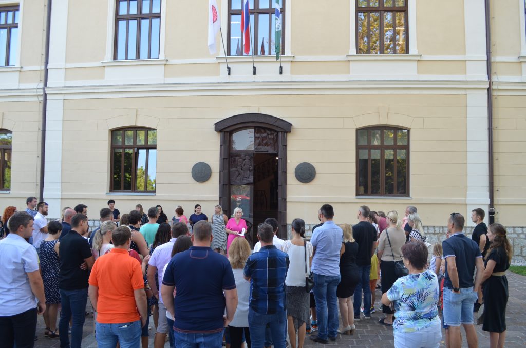 3.slika: Slika učencev in staršev pred šolo.