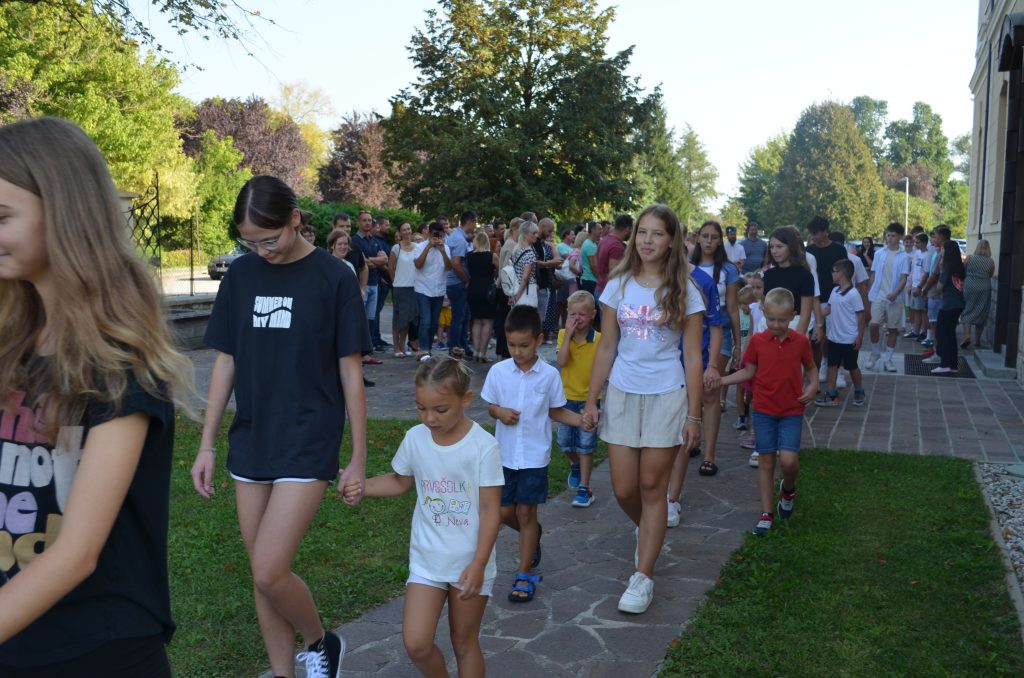 Slika 4: Učenci prvega razreda na poti v šolo v spremstvu starejših učenk in učencev